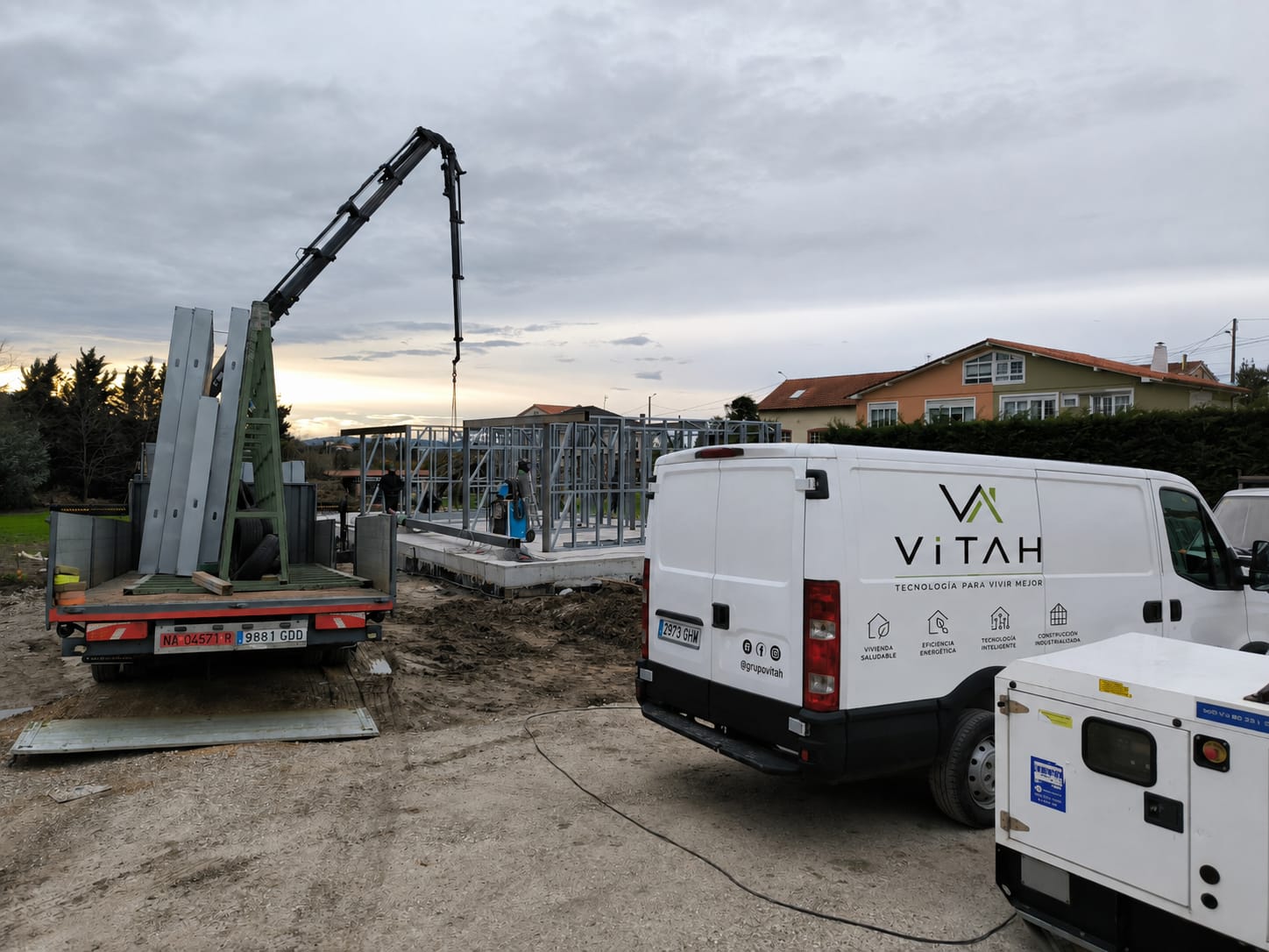 Furgoneta ViTAH en obra junto a los perfiles de acero galvanizado