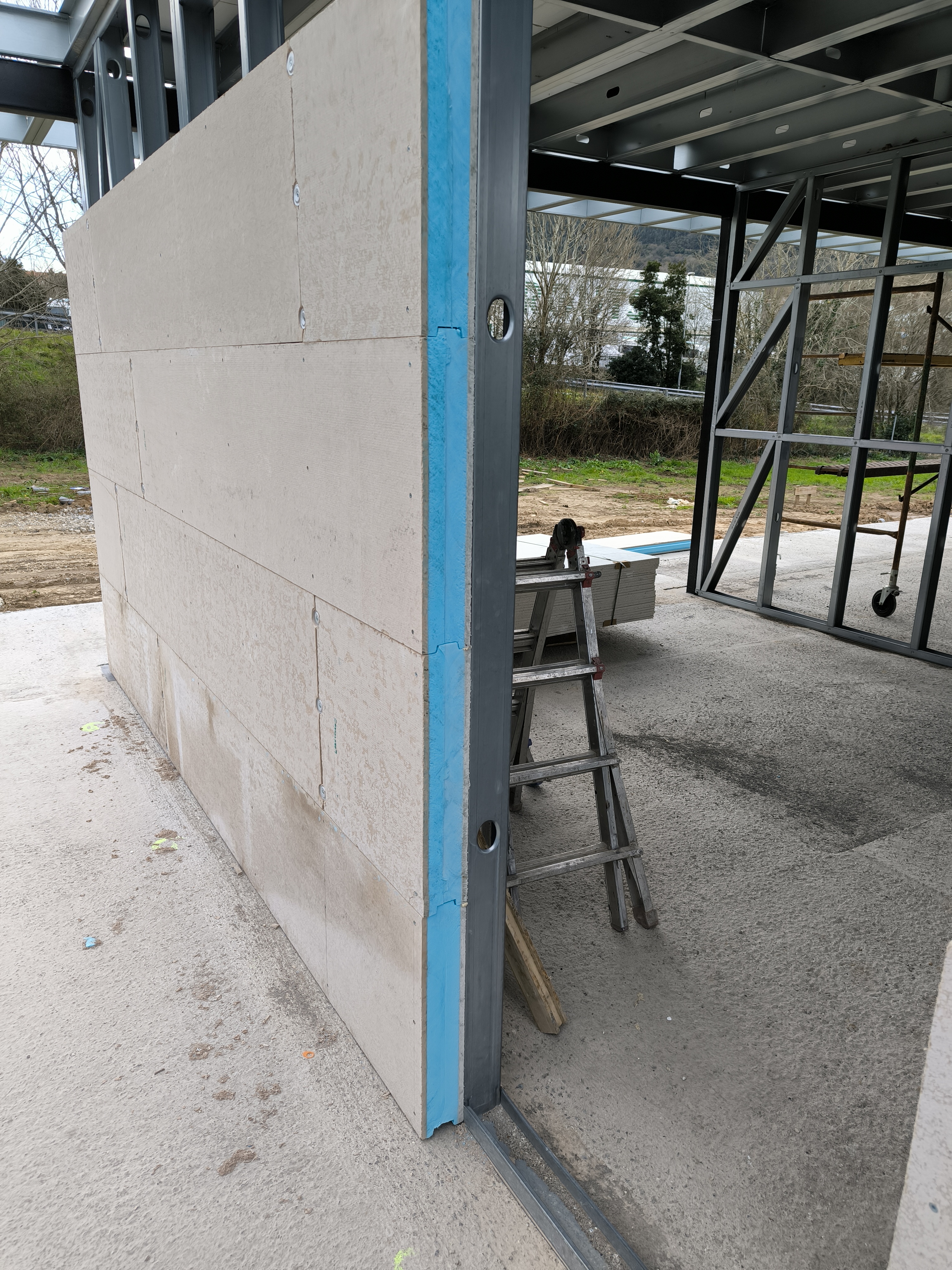 Paneles de fachada instalados sobre la estructura de la vivienda