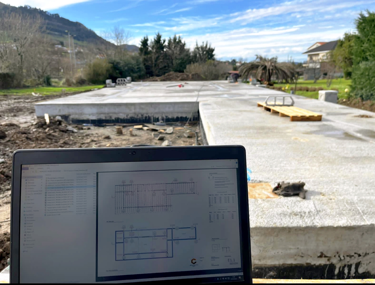 Losa de cimentación con el replanteo marcado, antes del montaje de la estructura