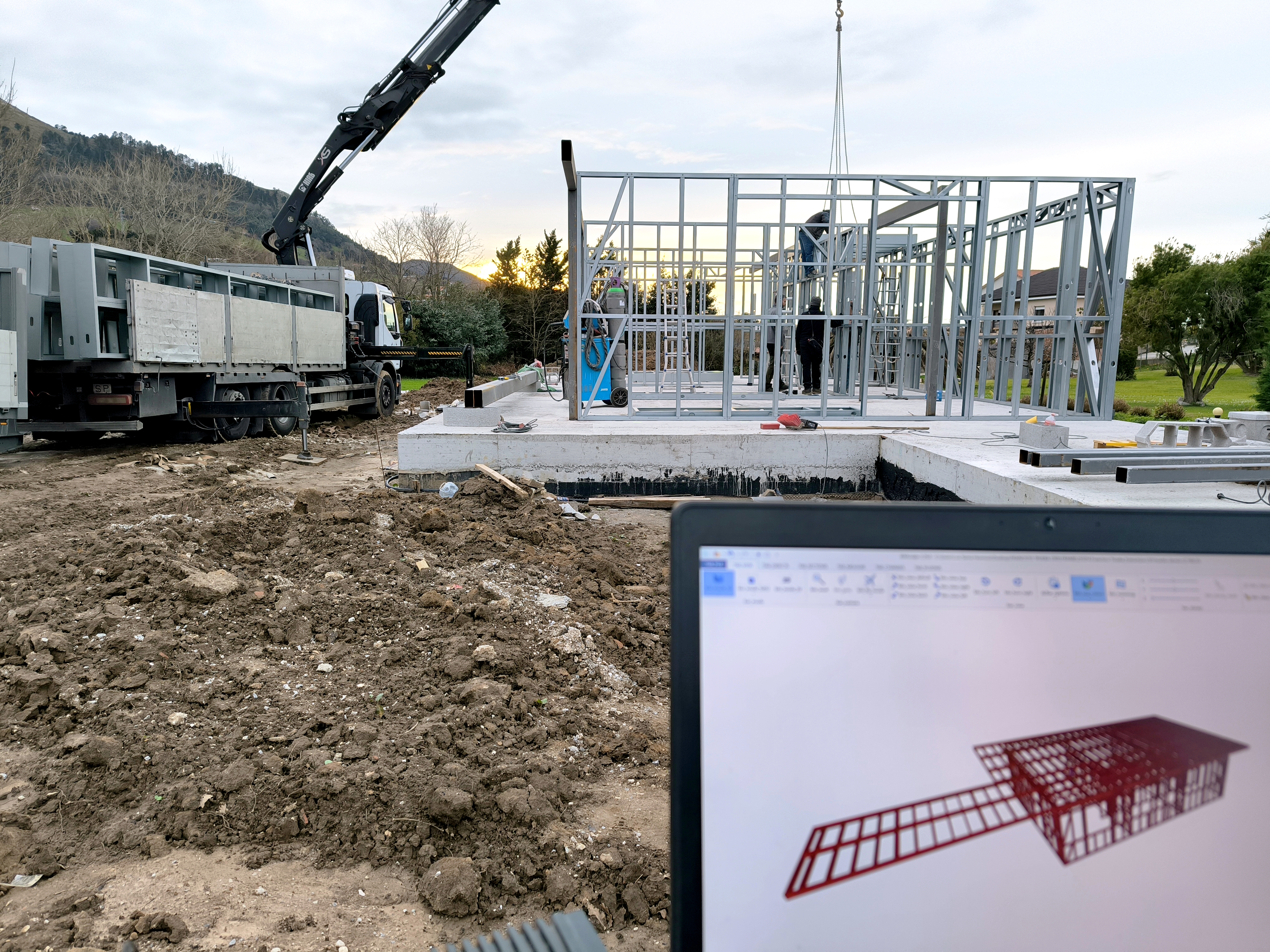 Grúa y operarios montando el esqueleto de Steel Frame de la vivienda